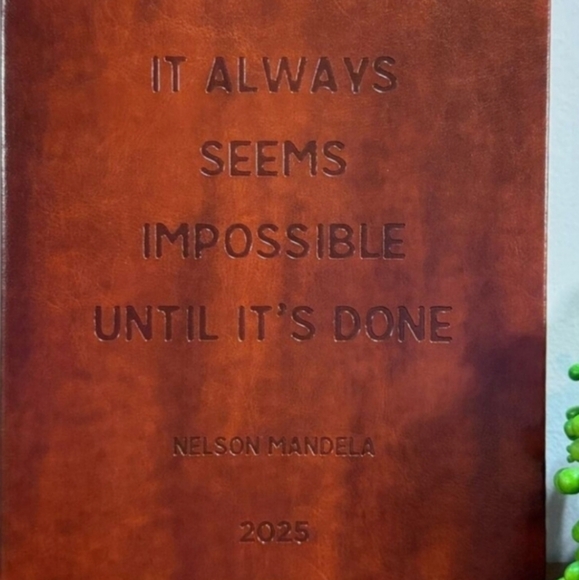 💕NWT 2025 Planner "IT ALWAYS SEEMS IMPOSSIBLE UNTIL IT'S DONE"💕 - Picture 9 of 9